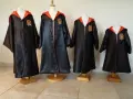 Quatre robes de sorcier Harry Potter, tailles diverses, avec blason Gryffondor. Un patron cape Harry Potter gratuit pour créer la magie !