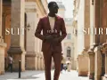 Uomo con abbinamento giacca t-shirt, un look moderno ed elegante per le strade della città.