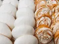 Puszyste bezy i słodkie rogaliki z cukrem pudrem. Idealne pomysły na to, co zrobić z białek.