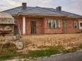 Dom w budowie, beton wylewany z betoniarki. To jeden z etapów budowy domu, który wpływa na kosztorys.
