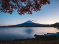Zachód słońca nad jeziorem z widokiem na górę Fudżi. Zastanawiasz się, ile się leci do Japonii, by zobaczyć taki widok?