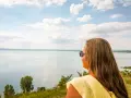 Kobieta w żółtej bluzce podziwia widok na Balaton. Wspaniałe chmury na niebie, idealne miejsce, gdzie nad Balaton.
