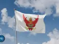 Biała flaga z wizerunkiem czerwonego Garudy, symbolu Tajlandii, powiewa na tle błękitnego nieba z chmurami.