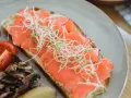 Kanapka z wędzonym łososiem, kiełkami, pomidorkami i pieczarkami. Idealna dla przyszłej mamy dbającej o zdrową dietę.