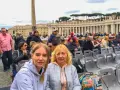Dwie kobiety czekają na audiencję u papieża na Placu Świętego Piotra w Rzymie. W tle Bazylika Świętego Piotra.