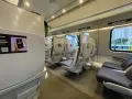 Komfortowe fotele w wagonie 1 klasy Intercity. Czas na zasłużony poczęstunek i relaks podczas podróży.