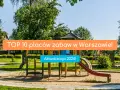 Kolorowy plac zabaw z piaskownicą i zjeżdżalnią, otoczony zielenią.