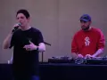 Un MC au micro et un DJ hip hop français aux platines, prêts à enflammer la scène.