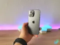 Dłoń trzyma iPhone 13 Pro. Zastanawiasz się nad jego pojemnością baterii?