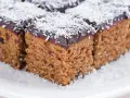 Szybki piernik na oleju, oblany czekoladą i posypany wiórkami kokosowymi, wygląda apetycznie.