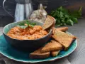 Pesto di melanzane Bimby pronto da gustare con crostini di pane.