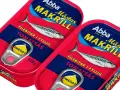 Två burkar Abba Makrill i tomatsås, med en bild på en makrill och texten "Filébitar i fyllig tomatsås". Omega-3-märkt.