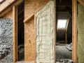 Różne metody ocieplenia poddasza: wdmuchiwana celuloza, pianka PUR i wełna mineralna.