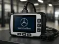 Diagnostikverktyg för Mercedes-Benz visar en lista med felkoder.