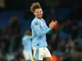 Kalvin Phillips, con su característico peinado, aplaude en el campo con una sonrisa.