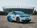 Samochód nauki jazdy "Linia" przed Stadionem Narodowym. Chcesz wiedzieć, jak zostać instruktorem jazdy?