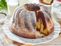 Wilgotna babka marmurkowa na oleju, oprószona cukrem pudrem, kusi apetycznym wyglądem. Idealna na deser.