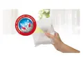 Hand hält Granulat-Beutel für Luftentfeuchter. Das Granulat bindet Feuchtigkeit, die dann als Wasser entsorgt wird. 100% wirkungsvoll.