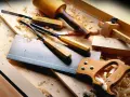 Attrezzi da falegname, seghetto, scalpelli, mazzuolo e truschino, pronti per lavorare il legno per hobby.