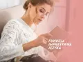 Kobieta w białym swetrze czyta książkę, zgłębiając funkcję impresywną języka.