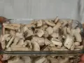 Pokrojone pieczarki w szklanym pojemniku. Czy pieczarki można mrozić? Tak, to świetny sposób na ich przechowywanie.