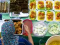 Stoisko z pysznym, halal jedzeniem: ryż z kurczakiem, jajka na twardo, ogórki i sos.