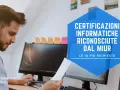 Uomo al computer con testo "Certificazioni informatiche riconosciute dal MIUR".