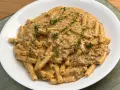 Piatto di pasta alla montecarlo con ragù cremoso e timo fresco.