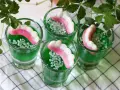 Gröna jello shots med godiständer och strössel. Perfekt för en festlig stämning!