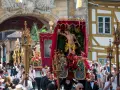 Prozession mit Jesus-Figur und Blumen. Fronleichnam ist ein gesetzlicher Feiertag, an dem solche Umzüge stattfinden.
