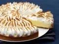 Une délicieuse recette tarte au citron avec une meringue dorée et aérienne, prête à être dégustée.