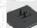 Program przygotowuje modele do druku 3D, ustawiając parametry takie jak wysokość warstwy i szerokość linii dla samolotów.