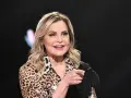 Simona Ventura, con un look audace, parla con energia, affrontando con forza ogni sfida, anche la sua recente malattia.