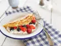 Słodki omlet z serkiem i owocami leśnymi, idealny na śniadanie. Ten przepis na omlet na słodko zachwyci każdego.