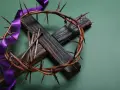 Dornenkrone, Nägel und ein Kreuz erinnern an das, was am Karfreitag geschah.