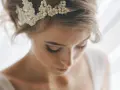Splendido semiraccolto morbido acconciature sposa con diadema di perle.
