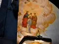 Obraz przedstawia scenę Koronacji Matki Bożej, symbolizującą jej wniebowzięcie nmp. W chmurach, wśród aniołów, Bóg Ojciec i Syn koronują Maryję.