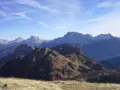 Panorami alpini mozzafiato, con cime innevate e pendii bruni. Un passo staulanza ideale per un'escursione.
