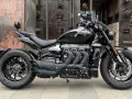 Czarny Triumph Rocket 3 Storm z imponującym silnikiem. Dane techniczne tego potwora budzą respekt.