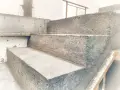 Szalowanie schodów z betonu, gotowe do dalszych prac budowlanych.