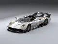 Srebrno-złoty Pagani Huayra R Evo z numerem 1, gotowy do wyścigu.