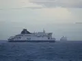 Dwa promy P&O płyną przez wzburzony kanał La Manche.