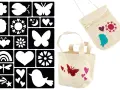Ensemble pour apprendre comment faire un pochoir : motifs d'animaux, de fleurs, de cœurs et d'étoiles sur fond noir, et deux sacs en toile décorés.