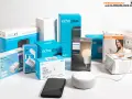 Viele Smart-Home-Geräte, darunter Amazon Echo, Philips Hue und Osram, die Alexa-Funktionen nutzen, sind in ihren Verpackungen zu sehen.