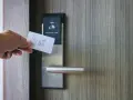 Jak zamknąć drzwi w hotelu na kartę od środka i czuć się bezpiecznie