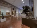 Il Pensatore di Rodin in una sala espositiva, forse a Venezia ca Pesaro, riflette sul significato dell'arte.