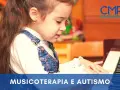 Bambina con autismo suona il pianoforte, esplorando il potere della musica per la crescita.