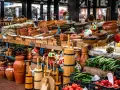 Stoisko z ceramiką, butelkami wina i świeżymi warzywami. Idealne miejsce, by zastanowić się, co przywieźć z Albanii – gliniane naczynia, lokalne produkty czy rękodzieło.
