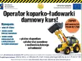 Żółta koparko-ładowarka z podniesionym łyżką na tle plakatu o darmowym kursie.