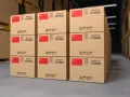 Stosy kartonów z flagą Chin i napisem "MADE IN CHINA" czekają na procedurę dopuszczenia do obrotu w magazynie.